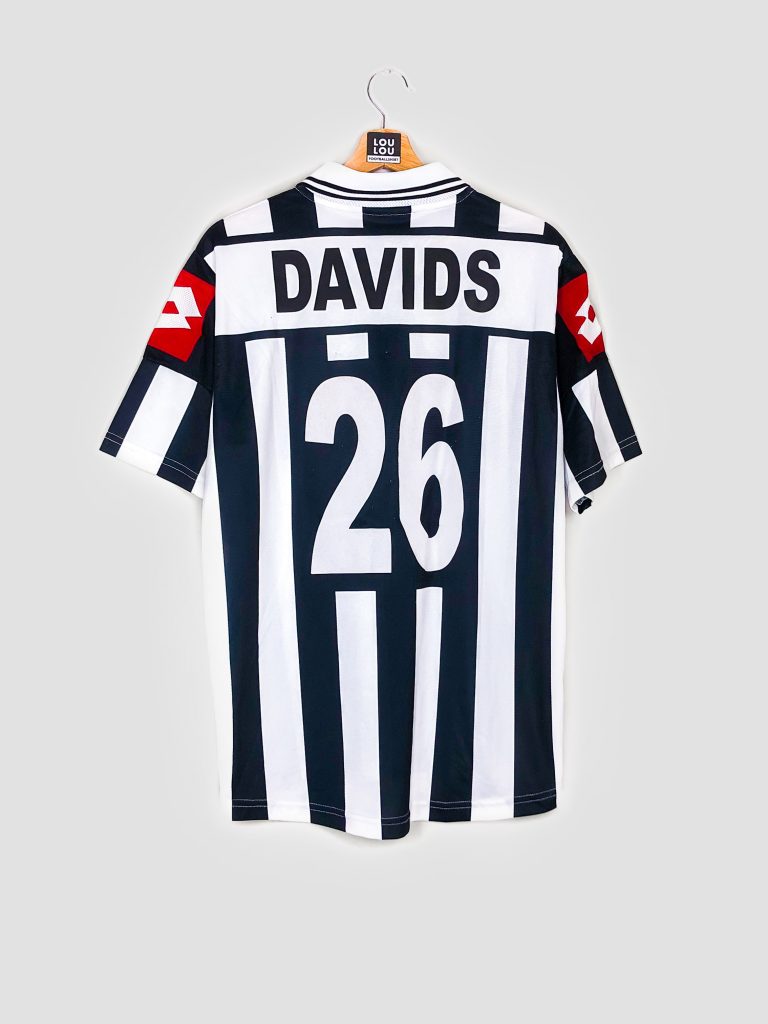 photos du maillot de football vintage de série A du club de la Juventus, le maillot est floqué Edgar Davids