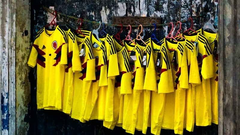 maillots de football vintage de la Colombie sur portant 
