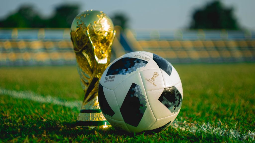 Photo représentant la coupe du monde et un ballon de foot Adidas utilisé lors de la coupe du monde 2018 en Russie