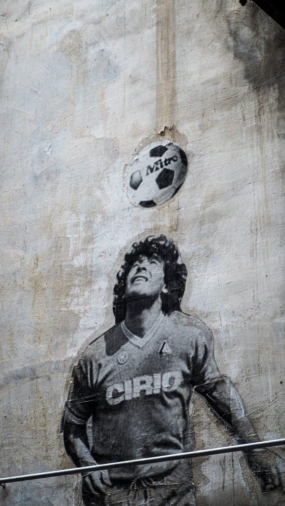 Image montrant Armando diego Maradona entrai de jongler avec un ballon de foot