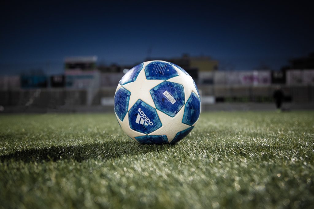 image représentant un ballon de foot Adidas sur un gazon