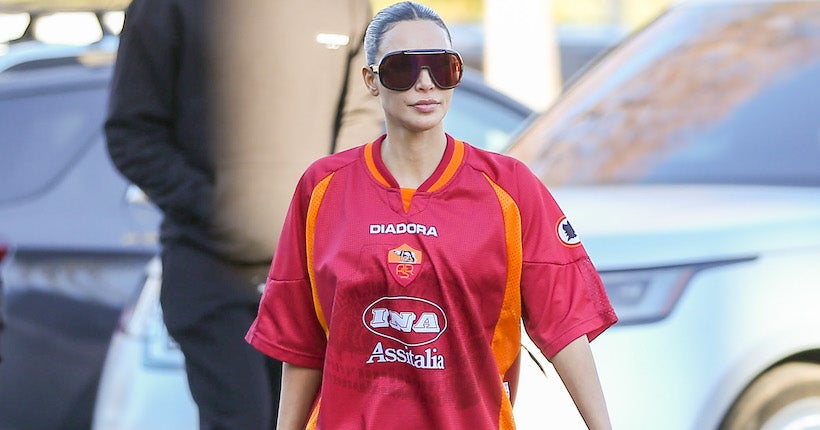 Kim Kardashian porte un maillot de foot vintage de l'AS Roma