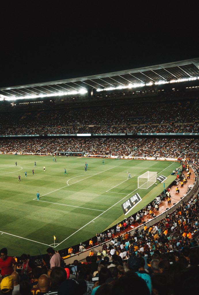 photo du Nou Camp la nuit pendant un match de Liga

