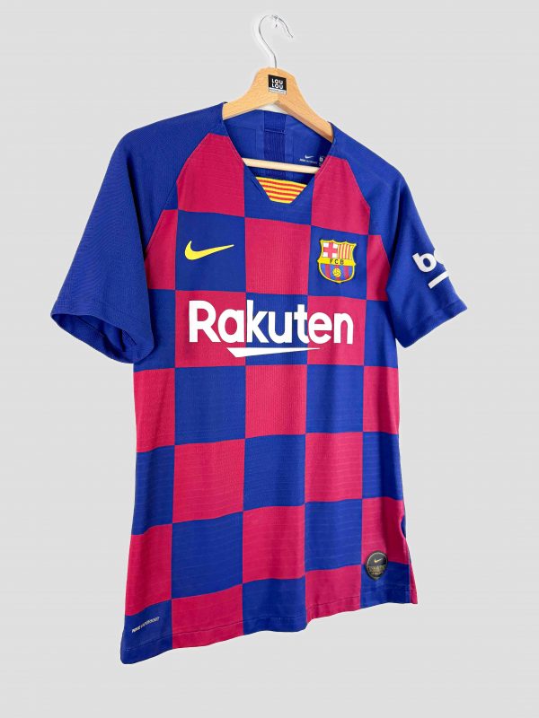 Photographie du maillot domicile FC Barcelone 2019-2020 Nike VaporKnit suspendu sur un fond blanc neutre