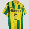 Maillot rétro à col polo jaune et vert, du FC Nantes, sponsorisé par Eurest, avec l’écusson du club brodé sur le côté gauche et le logo Adidas sur le droit.