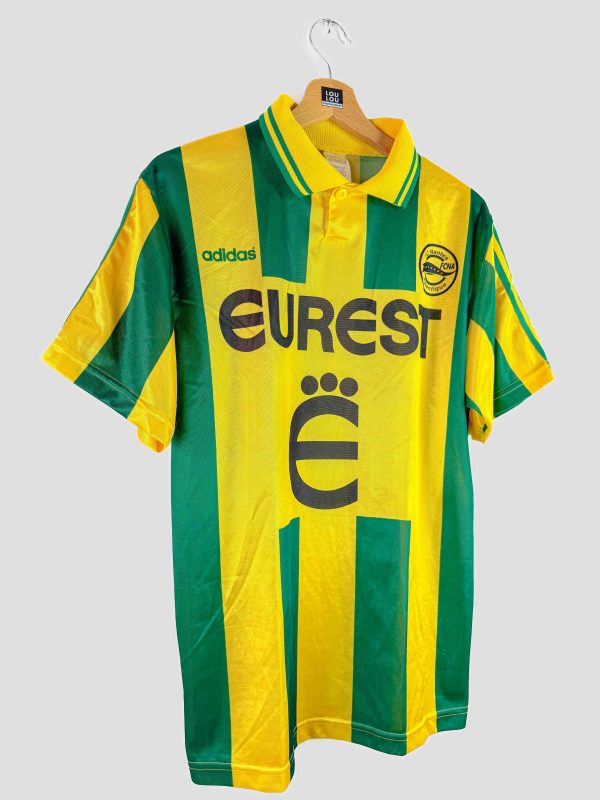 Maillot rétro à col polo jaune et vert, du FC Nantes, sponsorisé par Eurest, avec l’écusson du club brodé sur le côté gauche et le logo Adidas sur le droit.