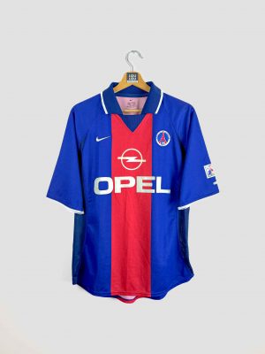 Superbe maillot de foot vintage du PSG avec sponsor Opel et équipementier Nike. Modèle emblématique porté dans les années 90, idéal pour les collectionneurs et supporters parisiens.