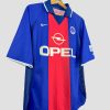 Maillot de foot vintage du PSG, modèle collector avec sponsor Opel. Équipement Nike, coupe classique et couleurs historiques du Paris Saint-Germain. Parfait pour fans et collectionneurs.