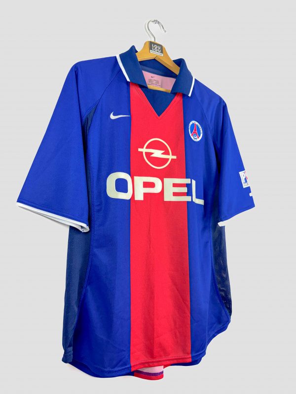 Maillot de foot vintage du PSG, modèle collector avec sponsor Opel. Équipement Nike, coupe classique et couleurs historiques du Paris Saint-Germain. Parfait pour fans et collectionneurs.