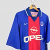 Offrez-vous un maillot de foot vintage du PSG des années 90. Avec son sponsor Opel et sa conception Nike, c’est un incontournable pour les amoureux du Paris Saint-Germain.