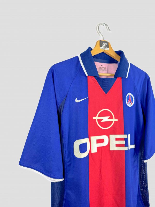 Offrez-vous un maillot de foot vintage du PSG des années 90. Avec son sponsor Opel et sa conception Nike, c’est un incontournable pour les amoureux du Paris Saint-Germain.