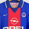 Retrouvez l’authenticité avec ce maillot de foot vintage du PSG, sponsorisé par Opel. Un classique des années 90 signé Nike, parfait pour compléter une collection rétro Paris Saint-Germain.