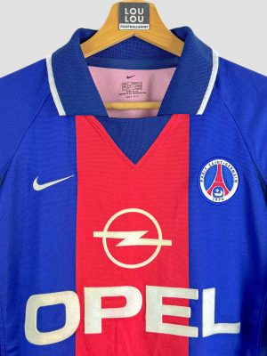 Retrouvez l’authenticité avec ce maillot de foot vintage du PSG, sponsorisé par Opel. Un classique des années 90 signé Nike, parfait pour compléter une collection rétro Paris Saint-Germain.