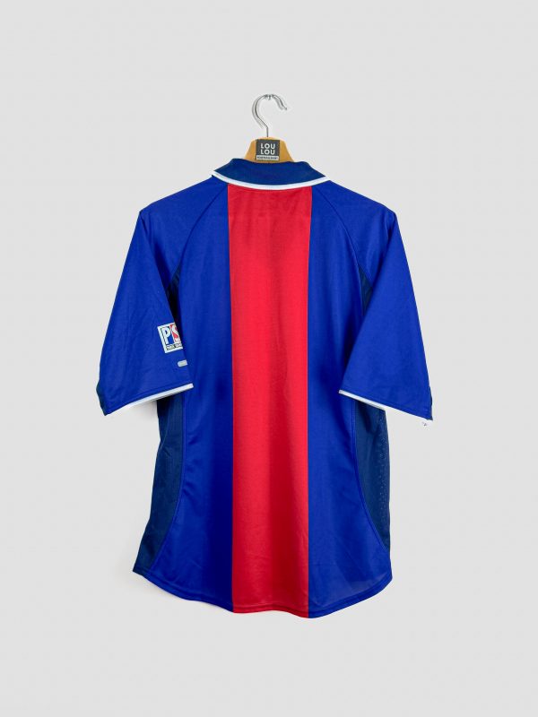 Maillot de foot vintage du PSG domicile, porté à l’époque du sponsor Opel. Une pièce rétro incontournable pour les fans de football et de l’histoire du club parisien.
