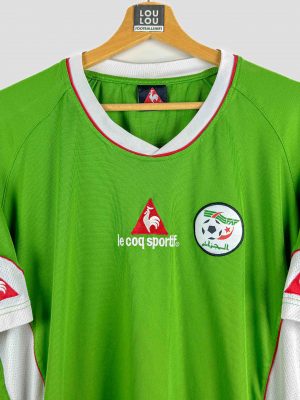 Maillot de foot vintage Algérie Le Coq Sportif, modèle vert avec détails blancs et rouges, logo de la Fédération Algérienne de Football sur la poitrine, édition vintage rare pour supporters et collectionneurs.