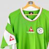 Maillot de foot rétro Algérie Le Coq Sportif, modèle vert avec détails blancs et rouges, logo de la Fédération Algérienne de Football sur la poitrine, édition rétro rare pour supporters et collectionneurs.