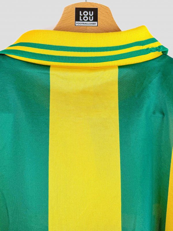 Maillot Adidas des Canaris, porté en 1995-1996, design rayé vert et jaune, col polo, sponsor Eurest au centre, logo du club sur la poitrine.