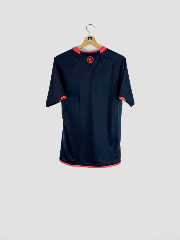 Maillot vintage du Paris Saint-Germain 2007-2008 exposé dans une collection de maillots de foot rétro