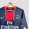 Équipe du PSG saison 2007-2008 posant avec le maillot domicile bleu et rouge Fly Emirates