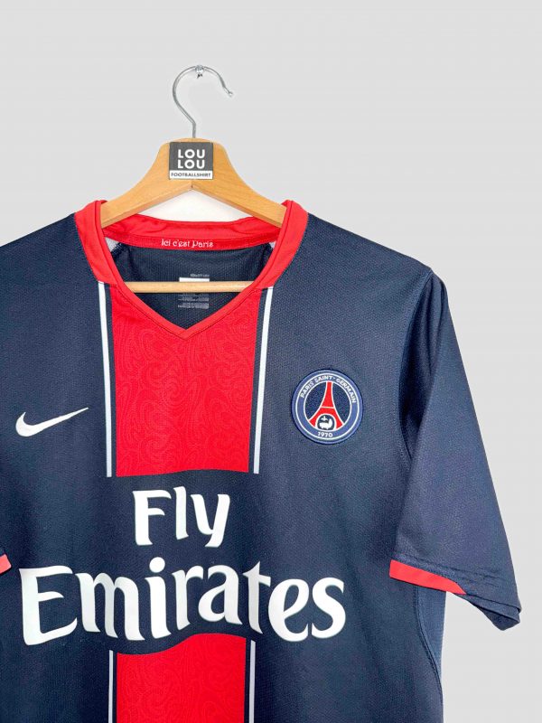 Équipe du PSG saison 2007-2008 posant avec le maillot domicile bleu et rouge Fly Emirates