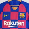 Gros plan sur le badge du FC Barcelone et le logo Nike brodés sur le maillot domicile 2019-2020 en tissu VaporKnit