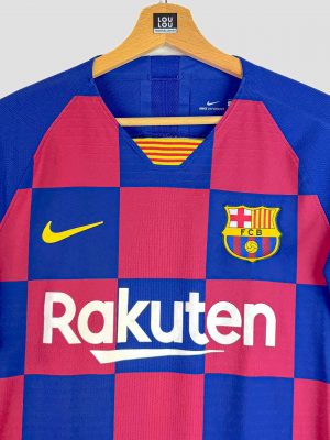 Gros plan sur le badge du FC Barcelone et le logo Nike brodés sur le maillot domicile 2019-2020 en tissu VaporKnit