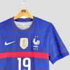 Zoom sur le badge doré FIFA Champions 2018 apposé sur la poitrine du maillot France Euro 2020, attestant du titre mondial en cours en 2018.