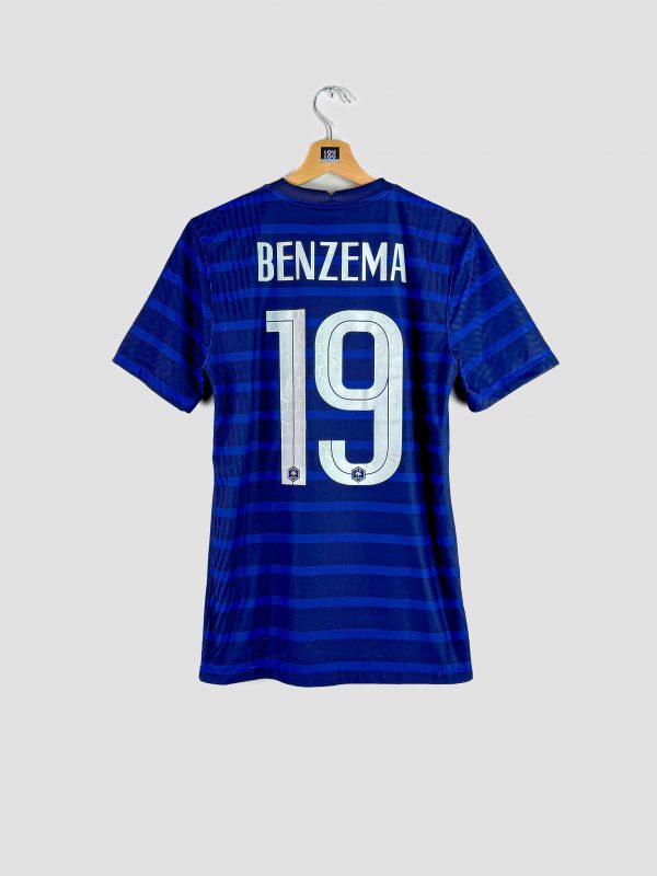 Dos du maillot de l’équipe de France Euro 2020 avec le numéro 19 officiel floqué en blanc au centre.