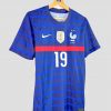 Le maillot domicile de l’équipe de France Euro 2020 exposé parmi d’autres maillots de football vintage, une pièce incontournable pour tout collectionneur.