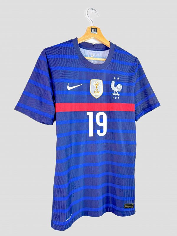 Le maillot domicile de l’équipe de France Euro 2020 exposé parmi d’autres maillots de football vintage, une pièce incontournable pour tout collectionneur.