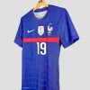 Texture de la bande rouge horizontale iconique sur le maillot Nike France Euro 2020, un élément de design vintage inspiré des tenues des années 1980-1990