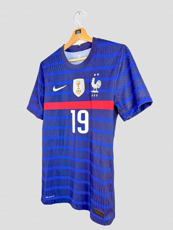Texture de la bande rouge horizontale iconique sur le maillot Nike France Euro 2020, un élément de design vintage inspiré des tenues des années 1980-1990