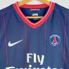 Gros plan sur l’écusson du Paris Saint-Germain saison 2009-2010 brodé sur la poitrine du maillot domicile vintage