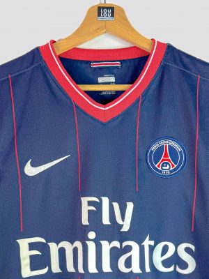 Gros plan sur l’écusson du Paris Saint-Germain saison 2009-2010 brodé sur la poitrine du maillot domicile vintage