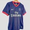 Zoom sur le logo Nike blanc figurant sur la poitrine du maillot de foot vintage PSG 2009-2010 domicile