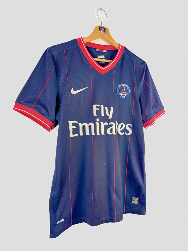Zoom sur le logo Nike blanc figurant sur la poitrine du maillot de foot vintage PSG 2009-2010 domicile