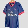 Inscription du sponsor Fly Emirates en blanc sur le maillot rétro Paris Saint-Germain 2009-2010 (vue rapprochée)