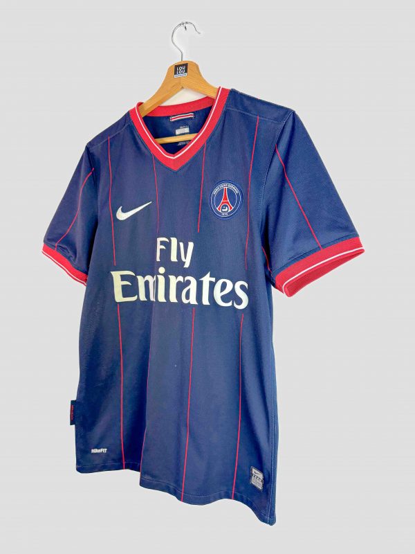 Inscription du sponsor Fly Emirates en blanc sur le maillot rétro Paris Saint-Germain 2009-2010 (vue rapprochée)