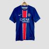 Vue avant du maillot domicile du PSG saison 2024-2025 avec bande rouge verticale effet coup de pinceau et sponsor Qatar Airways en blanc