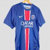 Emblème Nike blanc apposé sur la poitrine droite du maillot PSG 2024-2025 authentique, symbole de l’équipementier officiel du club