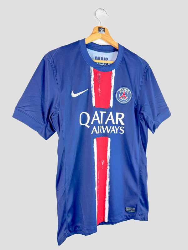 Emblème Nike blanc apposé sur la poitrine droite du maillot PSG 2024-2025 authentique, symbole de l’équipementier officiel du club