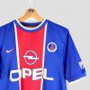 Écusson du PSG 1999 brodé sur le maillot rétro, soulignant l’authenticité du produit
