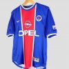 Détail du logo Opel en feutrine sur le maillot vintage PSG 99-00, signe du design d’époque