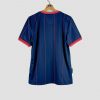 Dos du maillot de foot vintage PSG 2009-2010 montrant le col rouge à liseré blanc et le motif bleu à fines rayures rouges