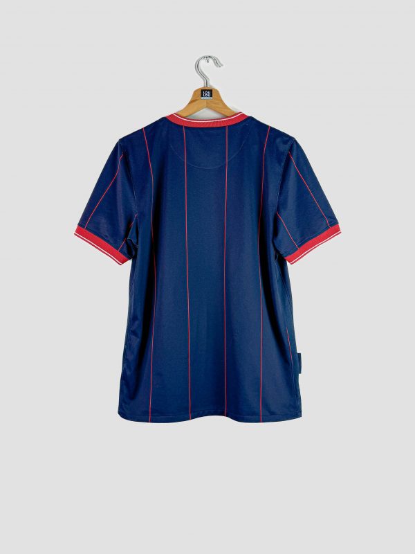 Dos du maillot de foot vintage PSG 2009-2010 montrant le col rouge à liseré blanc et le motif bleu à fines rayures rouges