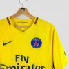 Neymar avec le maillot jaune du PSG 2017-2018, tenue officielle Nike