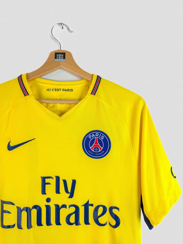 Neymar avec le maillot jaune du PSG 2017-2018, tenue officielle Nike
