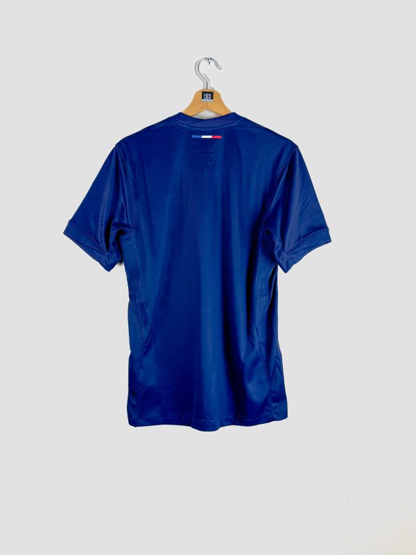 Vue de dos du maillot domicile 2024-2025 du Paris Saint-Germain, de couleur bleu marine unie, sans numéro ni flocage