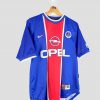 Maillot rétro football PSG 1999 présenté en vitrine – une pièce rare pour les collectionneurs du club
