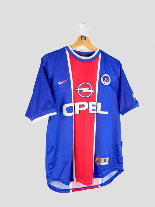Maillot rétro football PSG 1999 présenté en vitrine – une pièce rare pour les collectionneurs du club